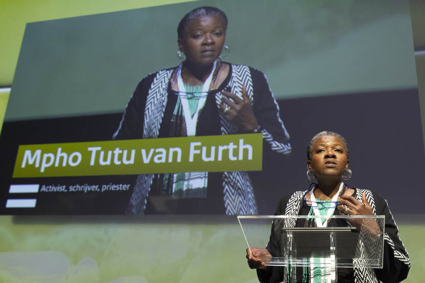 Mpho Tutu van Furth (spreker) op het podium tijdens de keynote speeches.