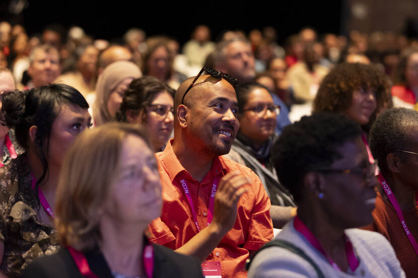 De zaal tijdens de plenaire sessie van het Nationaal Congres tegen Discriminatie en Racisme 2024.