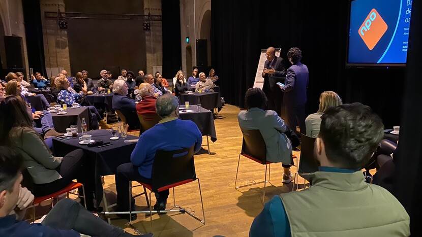 Rabin Baldewsingh aan het woord tijdens de derde townhall-sessie in Almelo